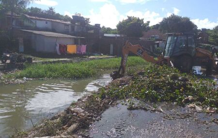 Trabalhos de limpeza no Canal Mal&aacute;ria 