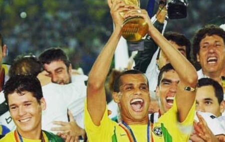 Pernambucano Rivaldo, levantando a ta&ccedil;a de Campe&atilde;o em 2002