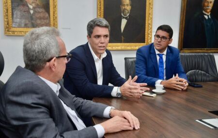 Presidente da Alepe, deputado &Aacute;lvaro Porto, presidente da Amupe e prefeito de Alian&ccedil;a, Pedro Freitas e Diego Cabral, prefeito de Camaragibe.