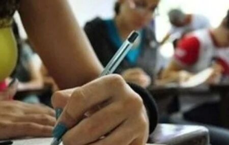 Pessoas fazendo prova de concurso 