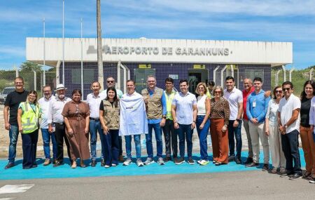 Ministro Tom&eacute; Franca ao lado de autoridades da cidade no aeroporto de Garanhuns