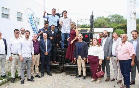 Silvio Costa Filho em Pesqueira junto a autoridades da cidade