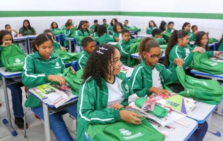 Alunos em escola da rede municipal de ensino, Igarassu