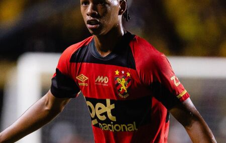 Z&eacute; Lucas, do Sport, deve ser negociado no meio do ano.