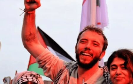 Ativista brasileiro Thiago &Aacute;vila &eacute; solto e deportado ap&oacute;s ser preso em Israel.