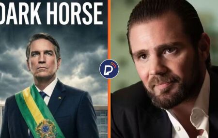 Imagem ilustrativa de Vorcaro olhando para o cartaz do filme de Bolsonaro.