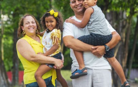 A enfermeira Ana Paula e o motorista Marcelo Nascimento adotaram uma menina de 4 anos e um menino de 7 em 2021.