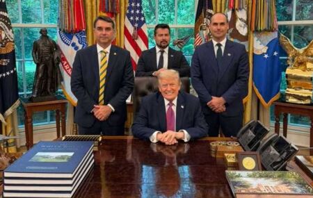Eduardo e Fl&aacute;vio Bolsonaro, Paulo Figueireido e Donald Trump na Casa Branca.