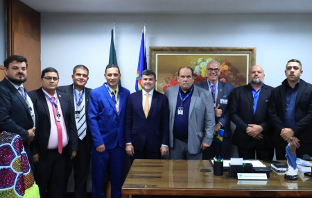 Eduardo da Fonte defende direitos dos taxistas em reuni&atilde;o com o presidente do SindT&aacute;xi e representantes da categoria em Bras&iacute;lia.