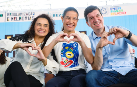 Raquel Lyra entrega t&iacute;tulos de propriedade.