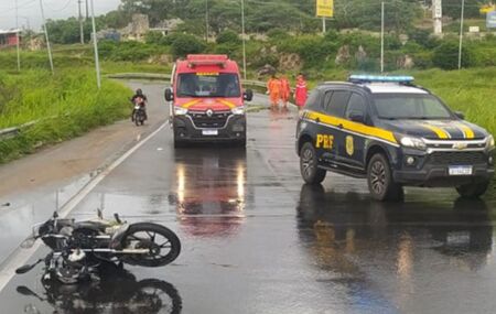 Acidente de moto na BR 104, em Caruaru.
