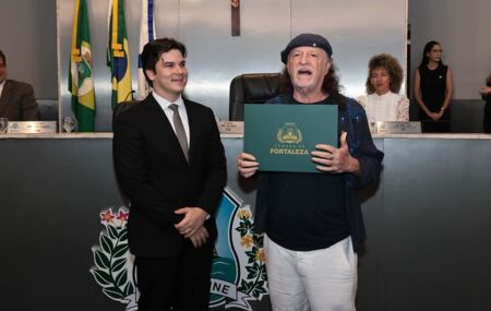 Alceu Valen&ccedil;a recebe t&iacute;tulo de cidad&atilde;o fortalezense.
