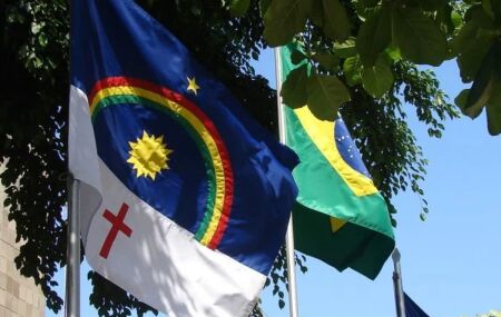 Bandeira de Pernambuco e do Brasil.