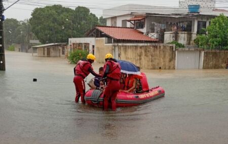 Em Pernambuco, Bombeiros realizaram quase 500 resgates de v&iacute;timas das chuvas nas &uacute;ltimas 24 horas