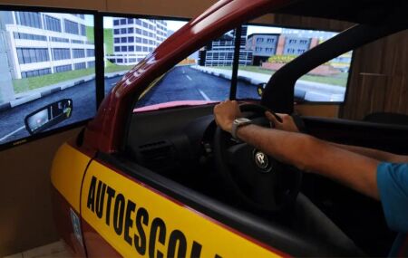 Minist&eacute;rio dos Transportes cria "curr&iacute;culo digital" para instrutores de autoescolas