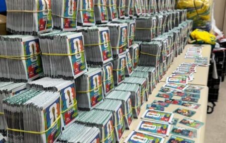 Pol&iacute;cia apreende 200 mil figurinhas falsas do &aacute;lbum da Copa do Mundo de 2026 