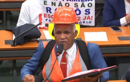 Deputado Pastor Isid&oacute;rio pede fim da Escala 6x1 "para que os trabalhadores possam fazer sexo em paz"
