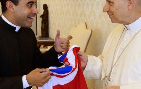 Papa Le&atilde;o XIV recebe camisa do N&aacute;utico.