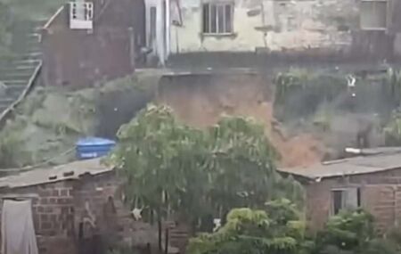 Casa foi atingida por deslizamento de terra em Olinda.