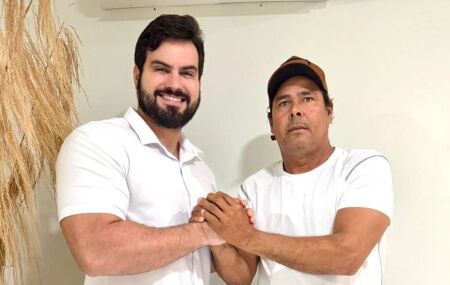 C&eacute;sar Ramos recebe apoio de Nego do Forte do Orange.