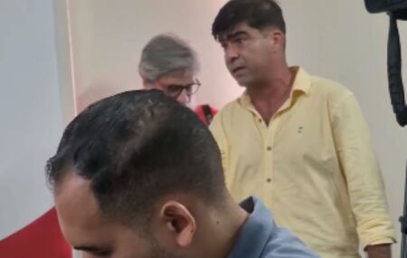 Conselheiro do Santa Cruz invade coletiva de novo treinador.