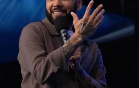 Daniel Alves pregando em culto evang&eacute;lico.