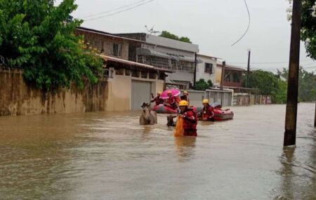 Defesa Civil de Pernambuco realizando resgate em &aacute;rea alagada.