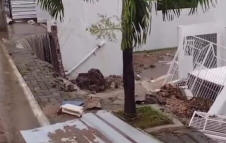 Desabamento de muro de escola em Goiana.