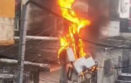 Inc&ecirc;ndio registrado em um poste de energia el&eacute;trica.