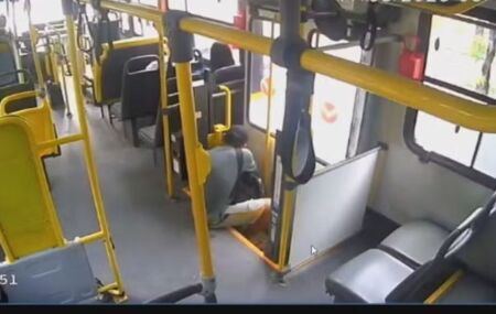 Homem foi flagrado furtando o elevador de acessibilidade. 