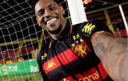 Felipinho, lateral-esquerdo, comemora gola&ccedil;o de falta.