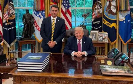 Fl&aacute;vio Bolsonaro se encontra com Donald Trump na Casa Branca.