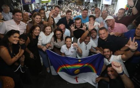 Governadora Raquel Lyra com aliados.