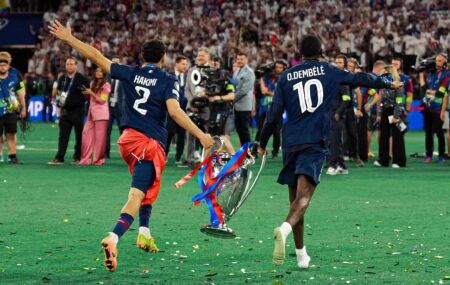 Hakimi e Dembel&eacute; com a ta&ccedil;a da Champions League.