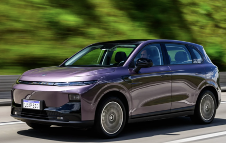 Leapmotor B10, SUV El&eacute;trica sob o guarda-chuvas da Stellantis.