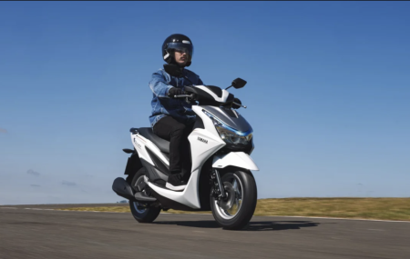 Yamaha Fluo 125, bem equipada.