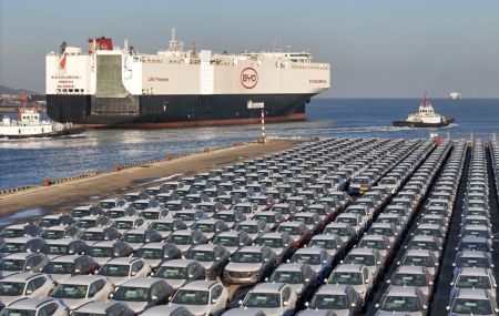 A BYD tem uma frota de Navios para levar seus carros a outros continentes.