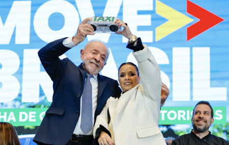 Lula lan&ccedil;ou programa Move Aplicativos ao lado de representantes do setor