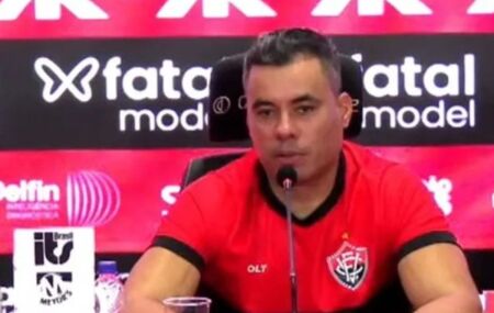 Jair Ventura durante coletiva