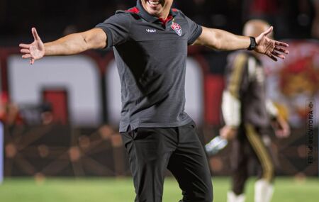 Jair Ventura, t&eacute;cnico do Vit&oacute;ria.