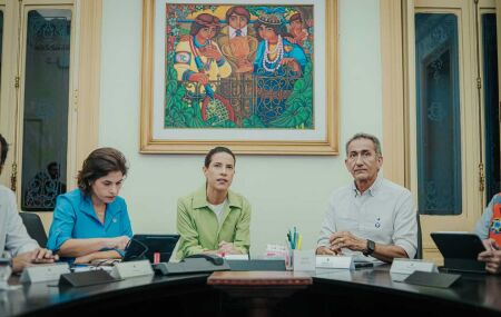 Governadora Raquel Lyra e vice-governadora Priscila Krause em reuni&atilde;o, no Pal&aacute;cio do Campo das Princesas, com o ministro da Integra&ccedil;&atilde;o e do Desenvolvimento Regional, Waldez G&oacute;es.