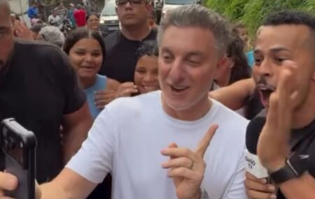 Luciano Huck atende f&atilde;s no Recife.