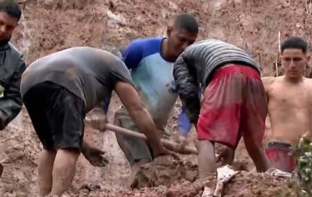 Moradores ajudam no resgate ap&oacute;s deslizamento de barreira.