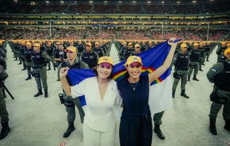Governadora Raquel Lyra e vice-governadora Priscila Krause na formatura de policiais militares