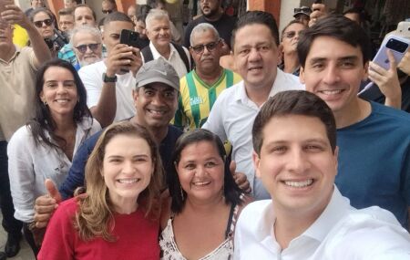 Jo&atilde;o Campos e pol&iacute;ticos em agenda de rua por Olinda ao lado do vereador Saulo Olinda