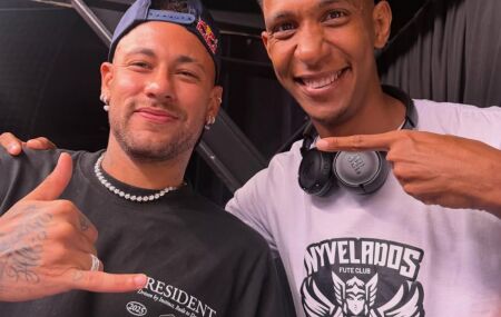 Ney Silva posa para foto ao lado de Neymar.
