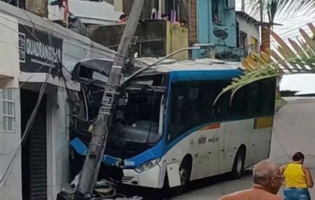 nibus desgovernado bate em poste no Recife.