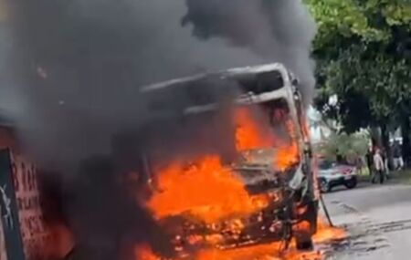 &Ocirc;nibus incendiado no Recife.