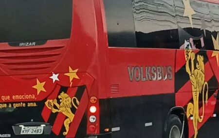 &Ocirc;nibus do Sport transitando em Recife.