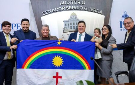 Pastor Ozeias Santos recebe t&iacute;tulo de Cidad&atilde;o Pernambucano.